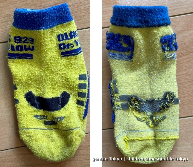甲にキャラクター柄が入ったこども靴下の表と裏